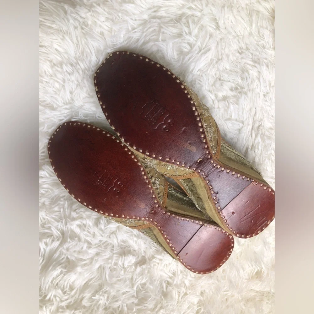 Tan and Gold Embroidered Women's Shoes EU 39 8.5 NWOB